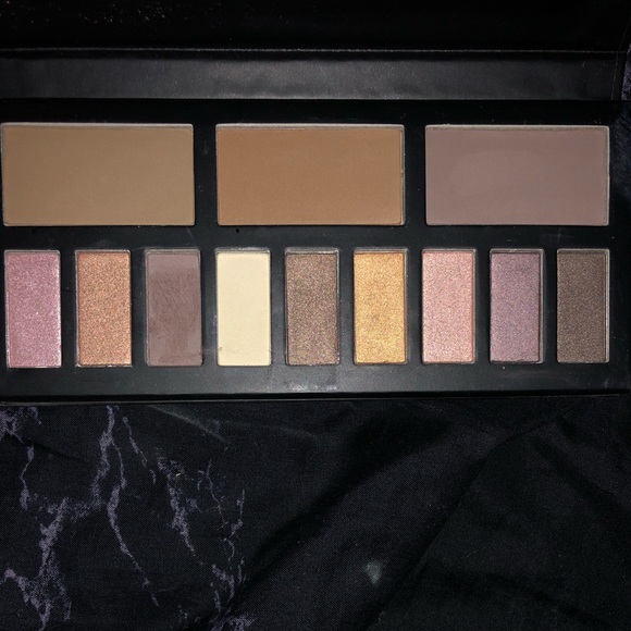 Eyeshadow palette - Picture 1 of 3